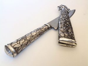 Cuchillo con Vaina de Plata Cincelada