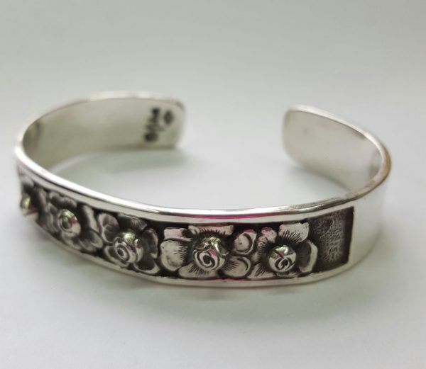 Bracelet with roses
