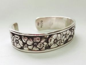 Brazalete con flores